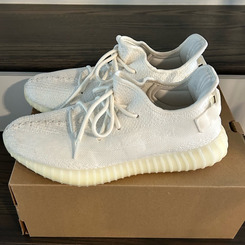 🤍🤍 Must Have White on White Yeezy 350 Boost V2 size 10.5 👟👟